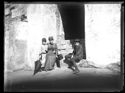 Lina Guerrini, Maria Nigrisoli e Guido Guerrini seduti su uno scalino dell’ingresso riservato ai pedoni della Porta Marina: regio VII: area archeologica di Pompei
