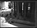 Veduta da una finestra del palazzo Crescenzi Bonelli De Dominicis della piazza della Rotonda con il Pantheon, le carrozze, un calesse e le persone a passeggio: Roma