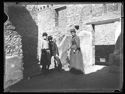 Lina e Guido Guerrini e Maria Nigrisoli all’interno di un edificio dell’area archeologica di Pompei