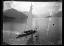 Veduta da Bellagio del lago di Como con una barca a vela