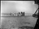 Un gruppo di bagnanti sulla spiaggia con un pescatore: Bellaria