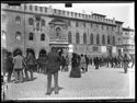 Gruppetti di persone davanti al Palazzo Comunale fra le piazze Vittorio Emanuele II e del Nettuno: Bologna