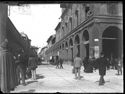 Le persone e una carrozza e il tramway a cavallo numero 8 nella via Ugo Bassi: incrocio delle vie Ugo Bassi, dell’Indipendenza e Rizzoli con veduta sulla via Ugo Bassi: Bologna