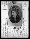 Ritratto di una donna da una fotografia puntata ad una pagina manoscritta con istruzioni tecniche per lo sviluppo delle lastre negative