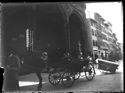 Il passaggio di una carrozza e un uomo che traina una cassa davanti alla Loggia della Signoria: piazza della Signoria: Firenze