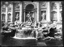 La fontana di Trevi con le statue di Oceano, della Salubrità e dell’Abbondanza: piazza di Trevi: Roma
