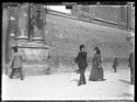 Un uomo diretto all’ingresso del Palazzo Comunale e uno a passeggio davanti alle colonne del portale: piazza Vittorio Emanuele 6: Bologna