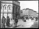 Lina Guerrini, Maria Nigrisoli e Guido Guerrini in piazza di San Giovanni: prospetto d’angolo del Battistero di San Giovanni con la porta del Paradiso o porta est: Firenze