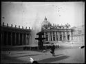 Guido Guerrini davanti alla fontana di Gian Lorenzo Bernini nella piazza San Pietro: prospetto della basilica di San Pietro in Vaticano: Città del Vaticano
