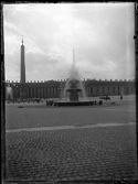 Il centro della piazza San Pietro con l’Obelisco Vaticano tra le due fontane: Città del Vaticano