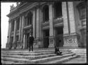 Un uomo con la pipa sul sagrato e uno seduto sulla scalinata della facciata orientale della Basilica di San Giovanni in Laterano, che guardano l’obiettivo fotografico: Roma