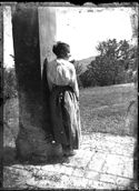 Lina Guerrini di spalle appoggiata ad una colonna del loggiato della villa di Gaibola, detta la Vigna: Bologna