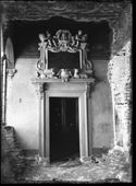 Porta sormontata dal monumento e iscrizione marmorea in memoria di Vincenzo Paleotti nel loggiato di palazzo Salaroli Paleotti: via Zamboni 25: Bologna