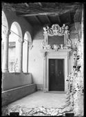 Porta sormontata dal monumento e iscrizione marmorea in memoria di Vincenzo Paleotti nel loggiato di palazzo Salaroli Paleotti: via Zamboni 25: Bologna