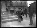 Un uomo con un orologio da tasca in mano che guarda in alto e uno che guarda l’obiettivo fotografico, fermi davanti alla statua equestre di Vittorio Emanuele II: piazza Vittorio Emanuele II: Bologna