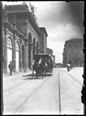 Il passaggio del tramway a cavallo davanti all’Arena del Sole in via dell’Indipendenza: Bologna