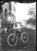 Olindo Guerrini appoggiato sul manubrio della bicicletta nel giardino davanti alla villa di Gaibola, detta la Vigna: Bologna