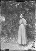 Ritratto di una giovane donna davanti ad una pianta di tasso