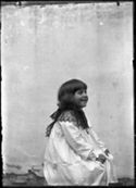 Ritratto di una bambina sorridente con un abito con il collo in pizzo