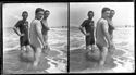 Guido Guerrini con due giovani uomini nella riva: Bellaria