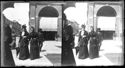 Due donne e un uomo attraversano la via dell’Indipendenza: prospetto della via Ugo Bassi e del portico della Gabella: Bologna
