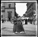 Due donne a passeggio verso la via Rizzoli, gruppetti di persone fra la piazza del Nettuno e la via dell’Indipendenza e un tramway a cavallo che attraversa la via Ugo Bassi: incrocio delle vie Ugo Bassi, dell’Indipendenza e Rizzoli con la piazza del Nettuno: Bologna