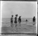 Antonietta Matteucci e Lina Guerrini camminano nell’acqua con due donne e un uomo che nuota: Bellaria