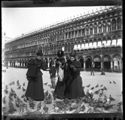 Maria Nigrisoli, Caterina Frontali e Lina Guerrini danno da mangiare ai piccioni: prospetto delle Procuratie Vecchie: piazza San Marco: Venezia