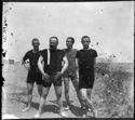 Tre uomini e Guido Guerrini in costume da bagno sulla spiaggia: Bellaria