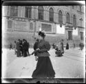 Una donna a passeggio davanti al Palazzo Comunale fra le piazze del Nettuno e Vittorio Emanuele II: Bologna