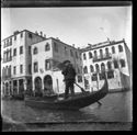 Il passaggio di una gondola sul Canal Grande all’altezza del rio San Felice: Venezia
