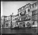 Veduta dal Canal Grande del palazzo Ca’ Da Mosto con il passaggio di una gondola: Venezia