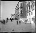 Veduta dalla Riva degli Schiavoni delle persone a passeggio sul ponte del Vin: Venezia