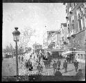 Veduta dal ponte del Vin delle persone a passeggio sulla Riva degli Schiavoni e nel punto di ristoro: in secondo piano il ponte della Paglia: Venezia