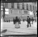 Le persone a passeggio davanti al Palazzo Comunale fra le piazze del Nettuno e Vittorio Emanuele II: Bologna