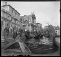 Veduta da una gondola in sosta davanti alla stazione ferroviaria, della chiesa di Santa Maria di Nazareth o chiesa degli Scalzi con il ponte degli Scalzi o della Ferrovia: Venezia