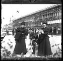 Maria Nigrisoli, Lina Guerrini e Caterina Frontali danno da mangiare ai piccioni: prospetto delle Procuratie Vecchie: piazza San Marco: Venezia