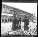 Lina Guerrini, Caterina Frontali e Maria Nigrisoli danno da mangiare ai piccioni: prospetto delle Procuratie Vecchie: piazza San Marco: Venezia