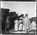 Due uomini, una bambina e tre donne a passeggio in un viale dei giardini Margherita: Bologna