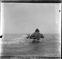 Caterina Frontali di spalle mentre le spruzzano l’acqua del mare: Bellaria