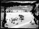 Lina Guerrini dà da mangiare ai piccioni: prospetto delle Procuratie Vecchie: piazza San Marco: Venezia aprile 1892