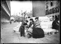 Guido e Lina Guerrini e Maria Nigrisoli seduti sulla base della colonna di San Todaro in Piazzetta San Marco: Venezia aprile 1892
