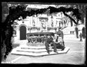 Guido Guerrini e Maria Nigrisoli seduti sul basamento del pozzo e Lina Guerrini alle loro spalle nel cortile del palazzo Ducale: Venezia aprile 1892