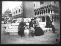 Guido e Lina Guerrini e Maria Nigrisoli seduti seduti sulla base della colonna di San Todaro in Piazzetta San Marco: Venezia aprile 1892