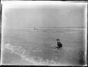 Una giovane donna seduta nella riva: Cesenatico