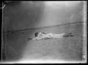 Una giovane donna con l’accappatoio sdraiata sulla spiaggia: Cesenatico