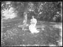 Lina Guerrini con un libro in mano, seduta su una panca nel giardino della villa di Gaibola, detta la Vigna: Bologna