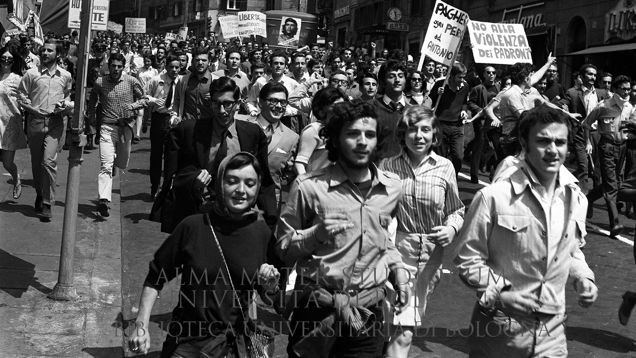 1968: Manifestazione di studenti all'Università La Sapienza e corteo nelle vie della città fino a Piazza Cavour. Roma, 27.4.1968