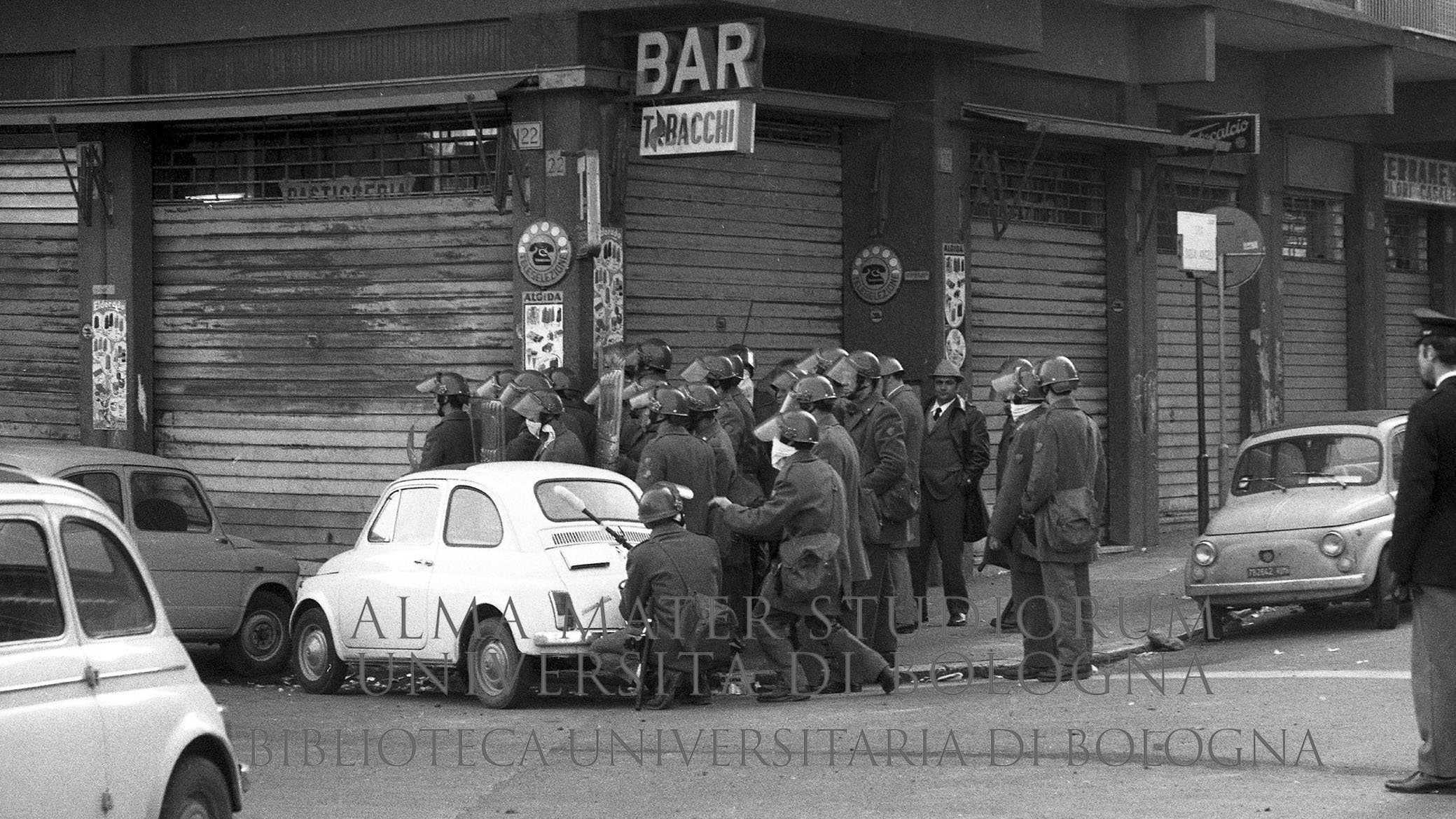 1971: Scontri tra occupanti di appartamenti appena costruiti e agenti di polizia intervenuti per effettuare lo sgombero. Roma, 31.3.1971