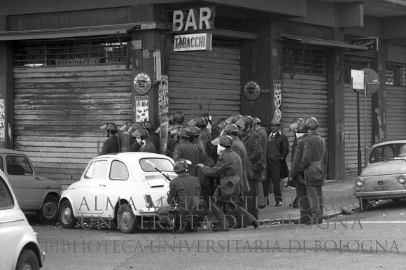 1971: Scontri tra occupanti di appartamenti appena costruiti e agenti di polizia intervenuti per effettuare lo sgombero. Roma, 31.3.1971